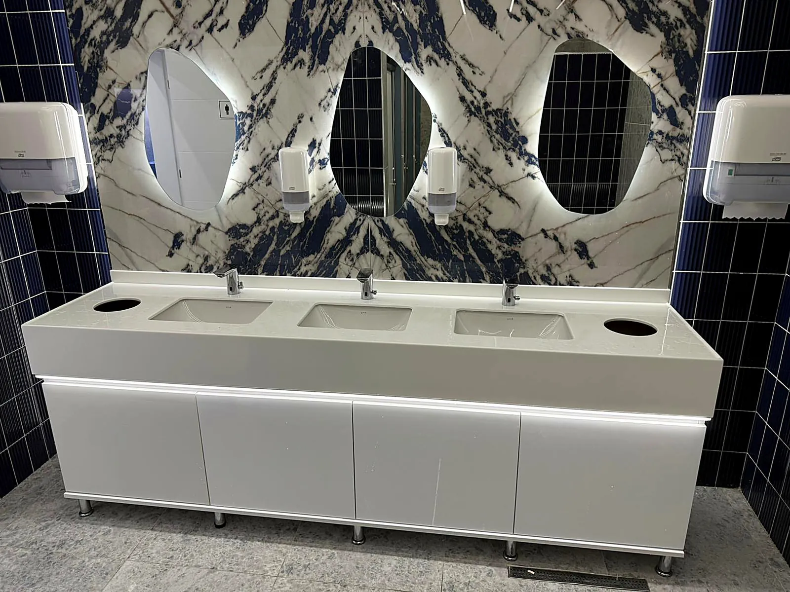 Mermer duvar önünde üçlü akrilik lavabo