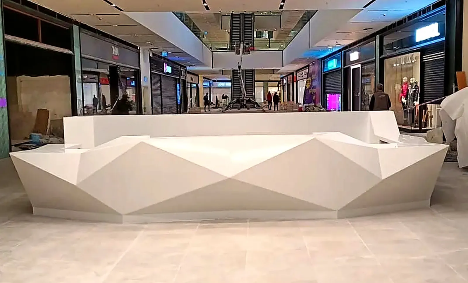 AVM prizmatik akrilik danışma bankosu