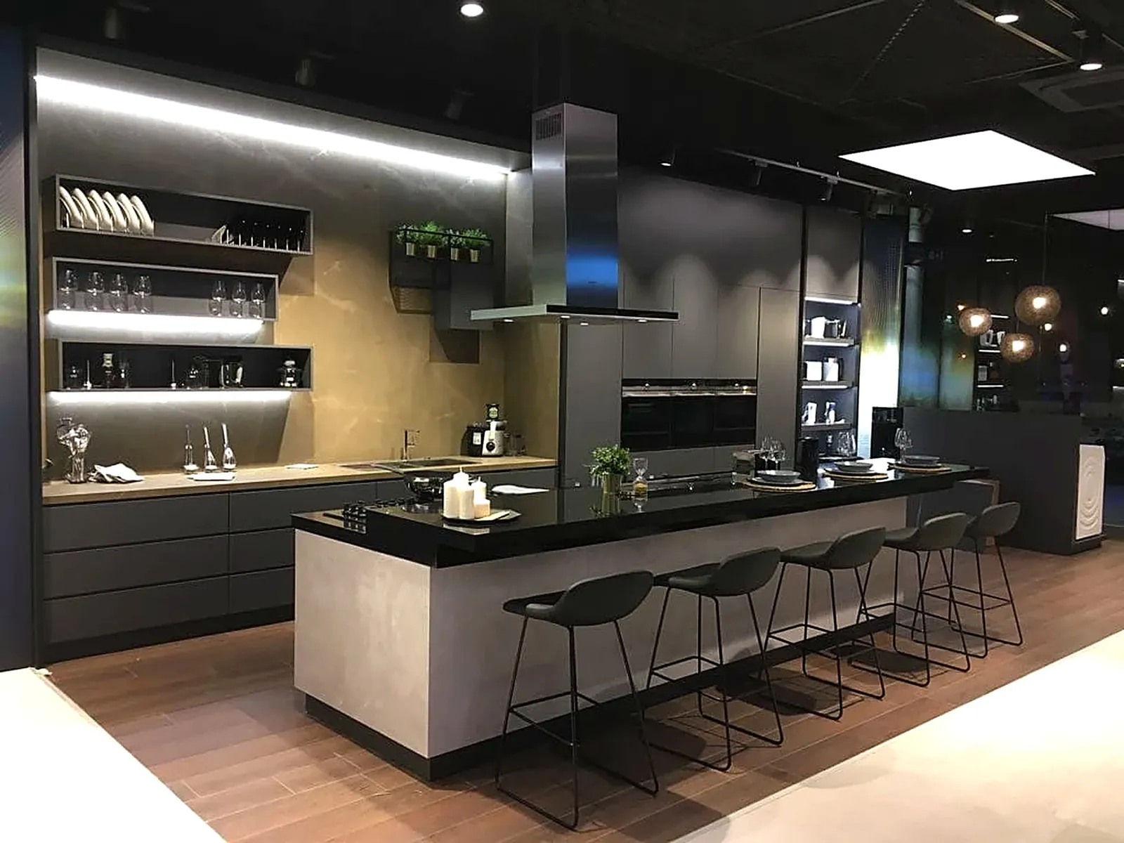 Showroom Mutfak Adası – Kaan Mobilya akrilik uygulama